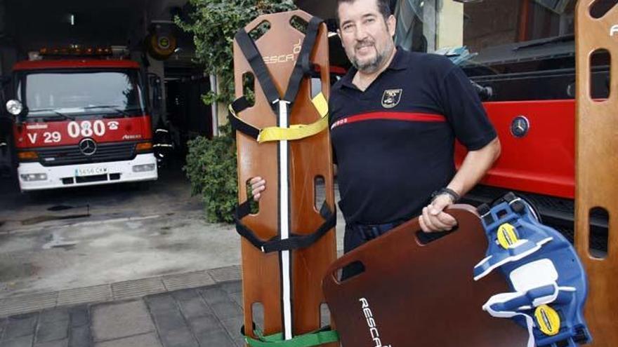 El bombero  con las tablas que ha diseñado