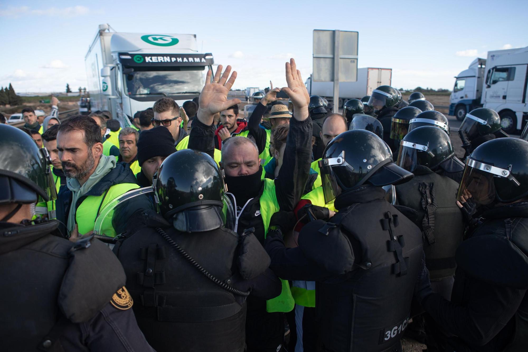 FOTOS: Las protestas de los agricultores desalojados de la AP-7 entre San Javier y Los Alcázares, en imágenes