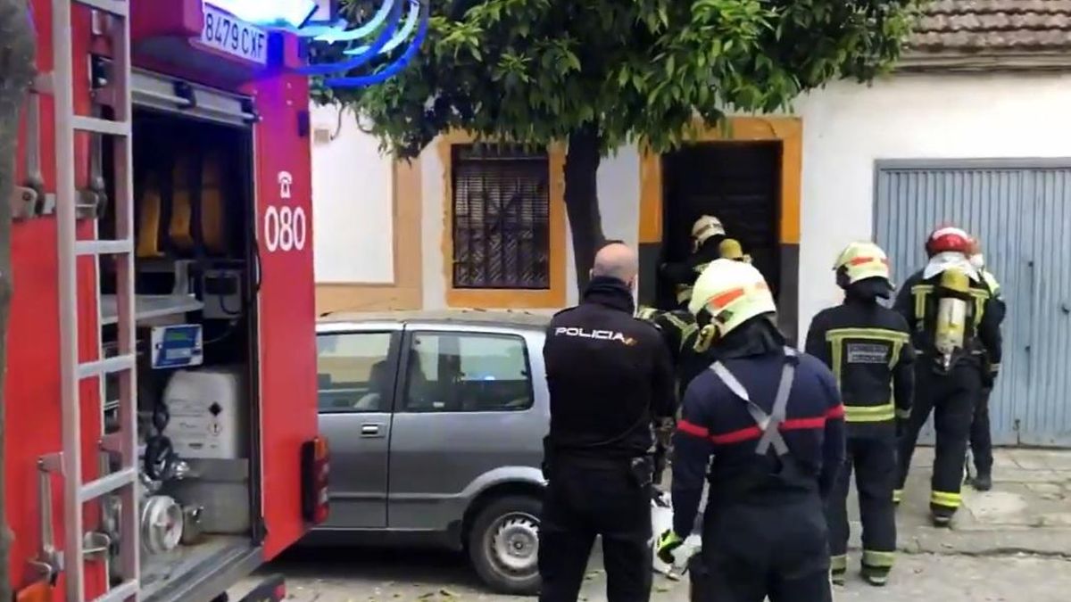 Intervención de los bomberos en el conato de incendio en la calle Secunda Romana.