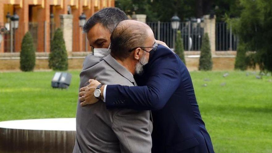 Javier Lambán y Pedro Sánchez se abrazan, en Zaragoza, el día en que el presidente se comprometió a una candidatura &quot;de país&quot; y &quot;en igualdad&quot;.