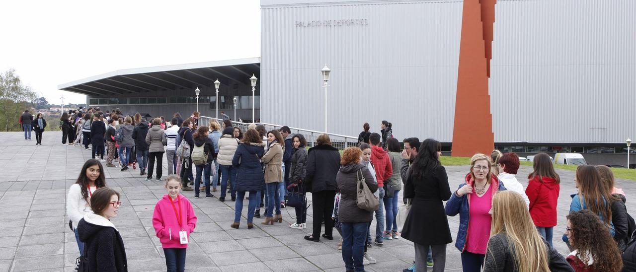 Público, antes de la pandemia, haciendo cola a las puertas del Palacio de los Deportes.