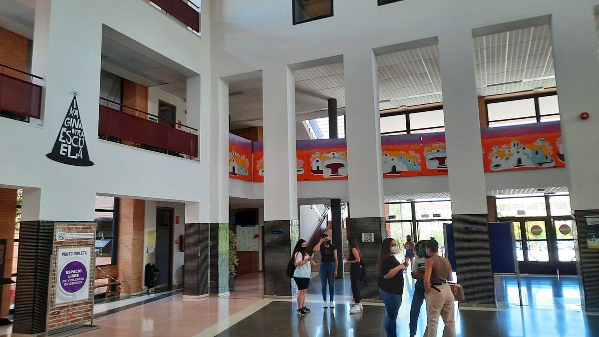 Vestíbulo de la Facultad de Ciencias de la Educación.