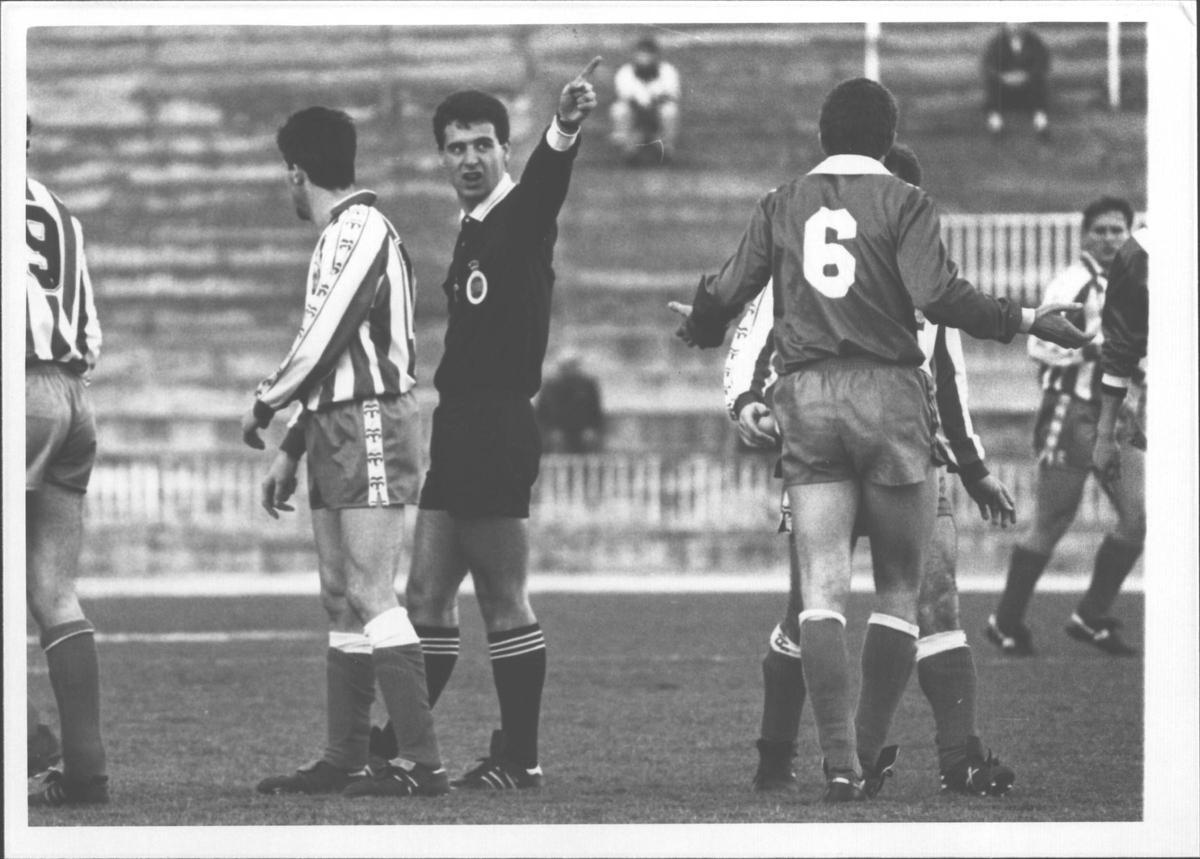 Miquel Noguer, fent d'àrbitre.