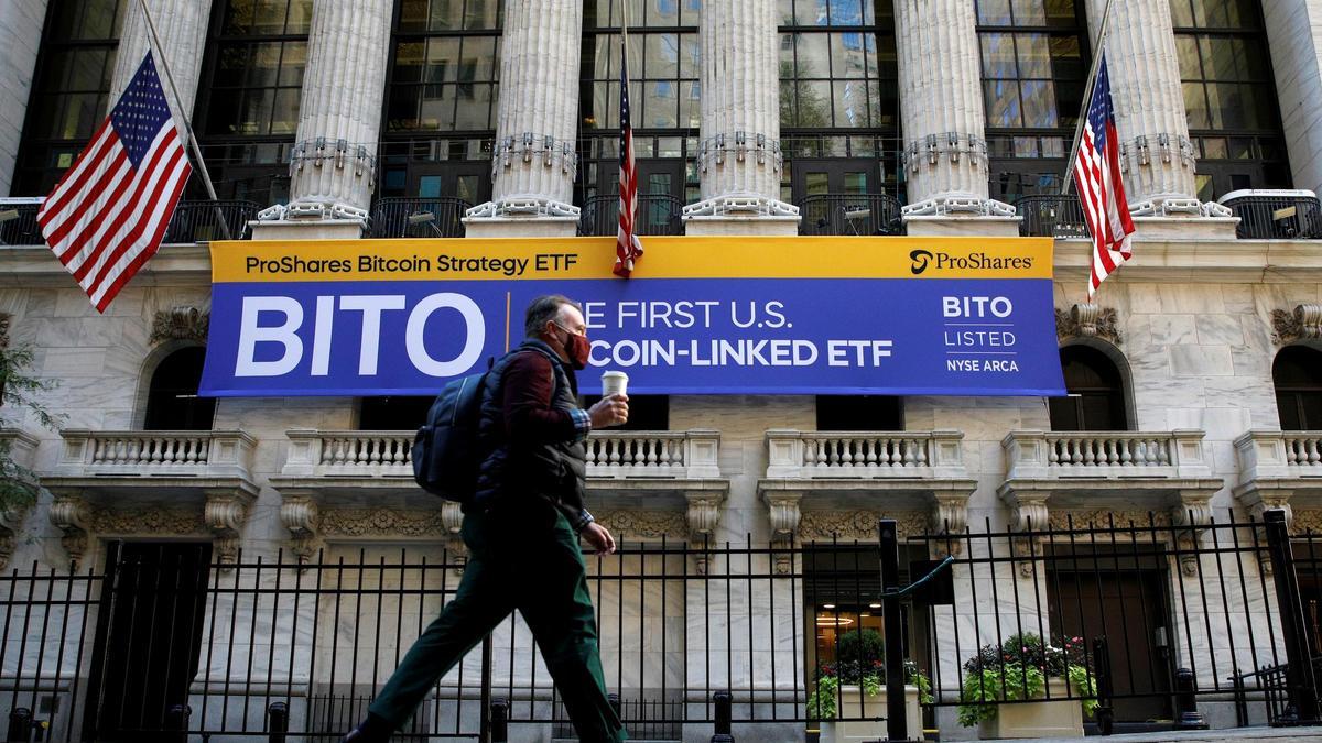 La Comisión de Bolsa y Valores de Estados Unidos (SEC) aprobó recientemente la cotización de un ETF de futuros de bitcoin.