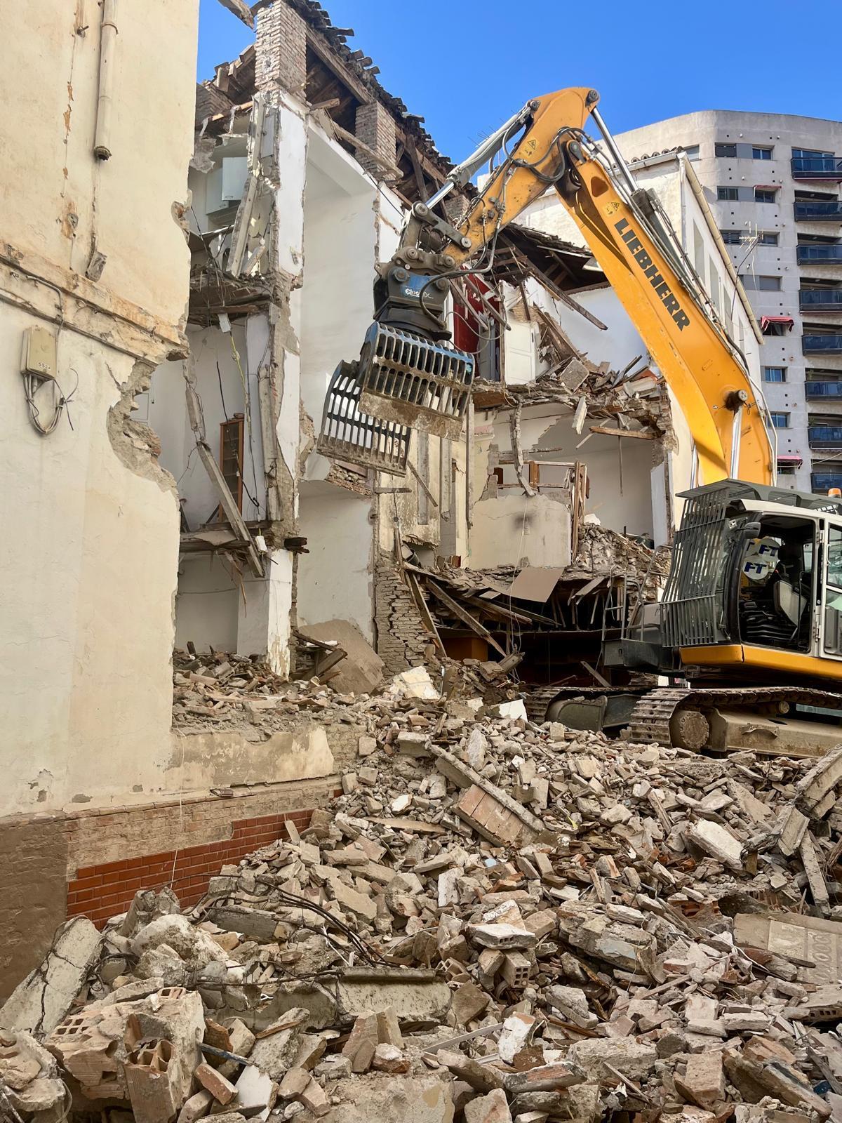 Una grúa derriba una de las viviendas históricas en la calle Hueto de la Madera, en El Perchel.