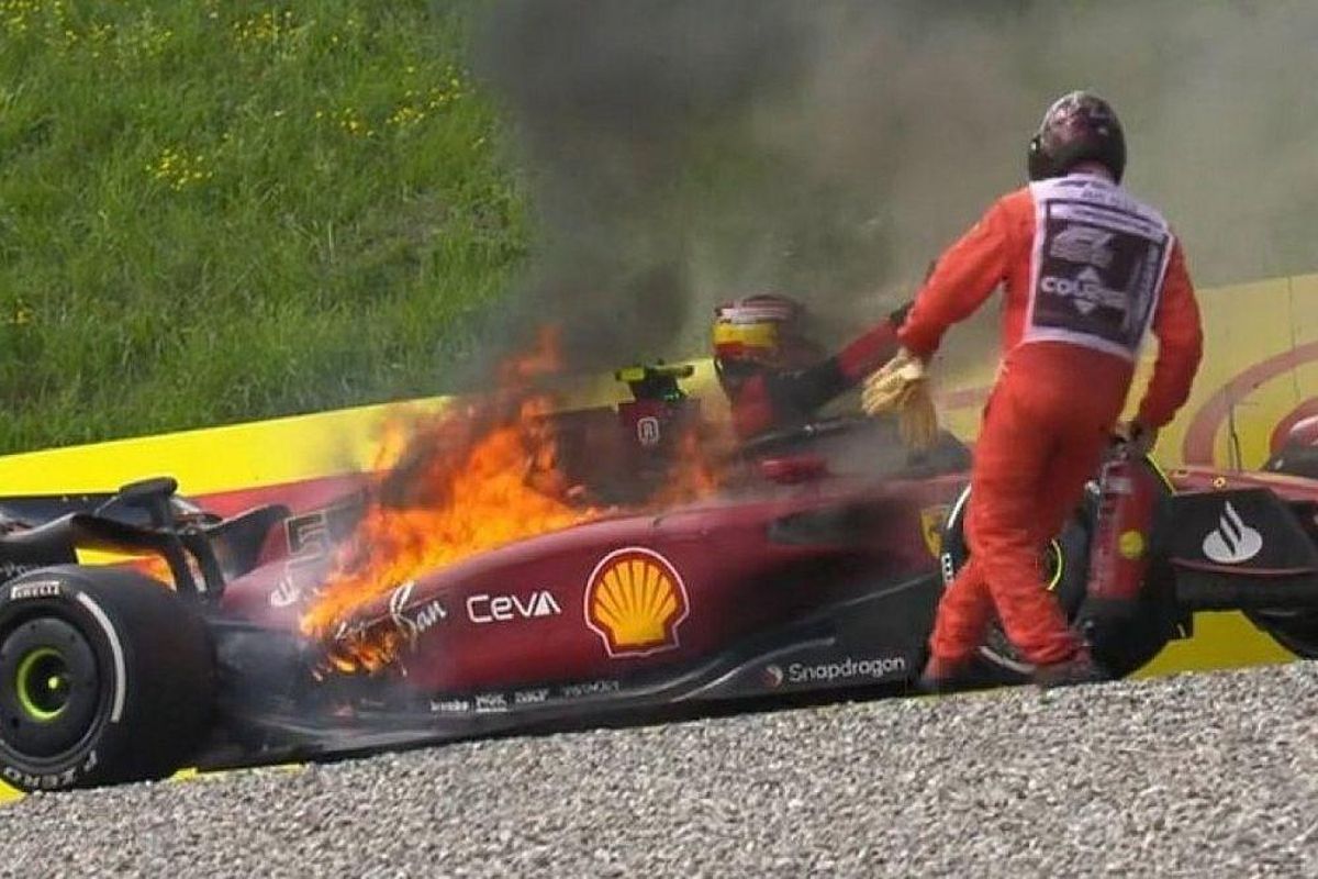 El incendio en el Ferrari de Carlos Sainz en el GP de Austria de 2022 es una de las últimas imágenes espectaculares de un motor estropeado en F1