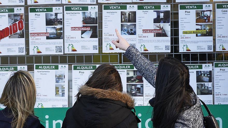 Los bonos al alquiler para jóvenes ayudarán a este colectivo a pagar su vivienda. En la imagen, tres jóvenes observan ofertas en una inmobiliaria.