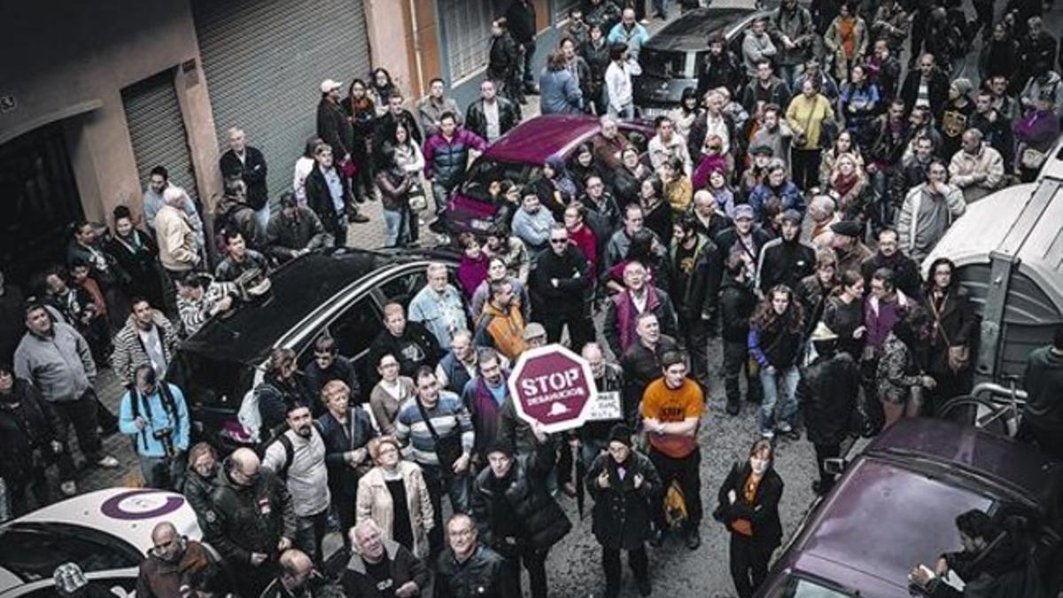 Concentración contra un desahucio en Valencia, finalmente paralizado.