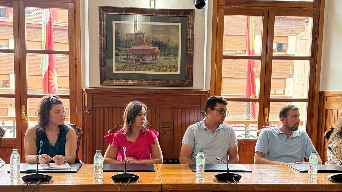 Los autónomos Estefanía Trapiello, Arancha González, Ricardo Santín y José Tejón durante la reunión con la vicepresidenta del Principado.