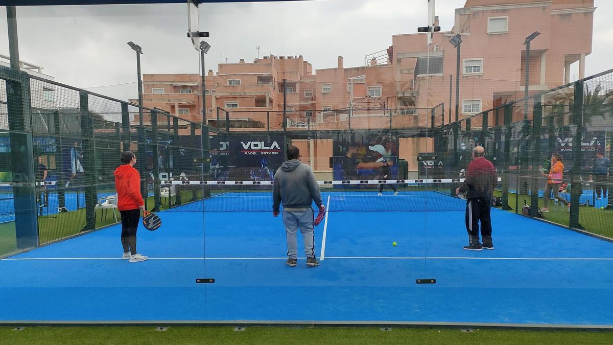 Los usuarios del Hospital de Día de Salud Mental del Hospital General de Elche han jugado al pádel dentro del programa deportivo