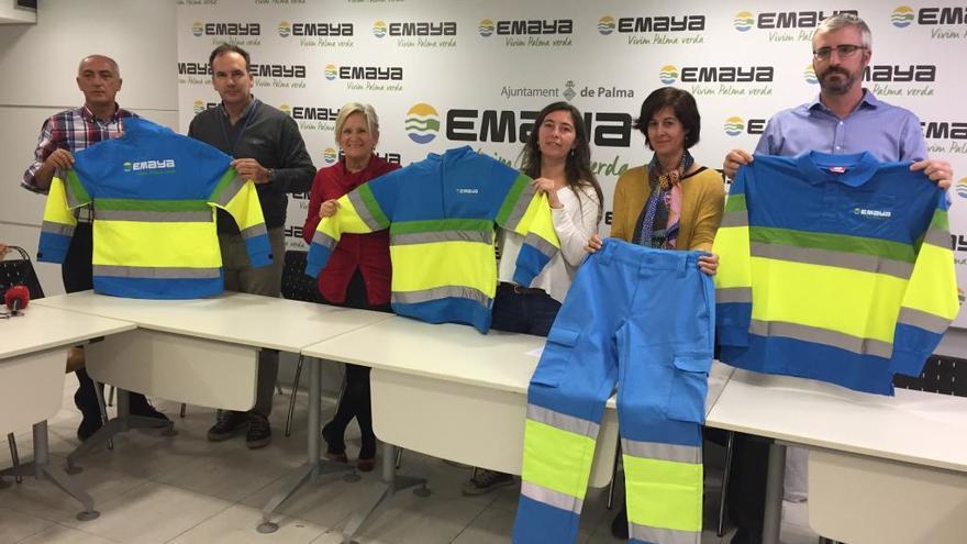 Los responsables de Emaya muestran el nuevo uniforme de trabajo.