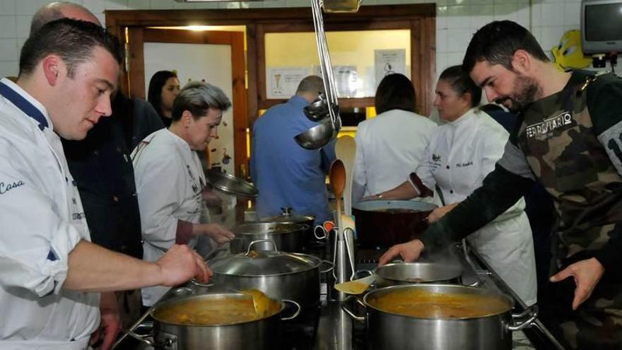 Los cocineros, ultimando los platos.