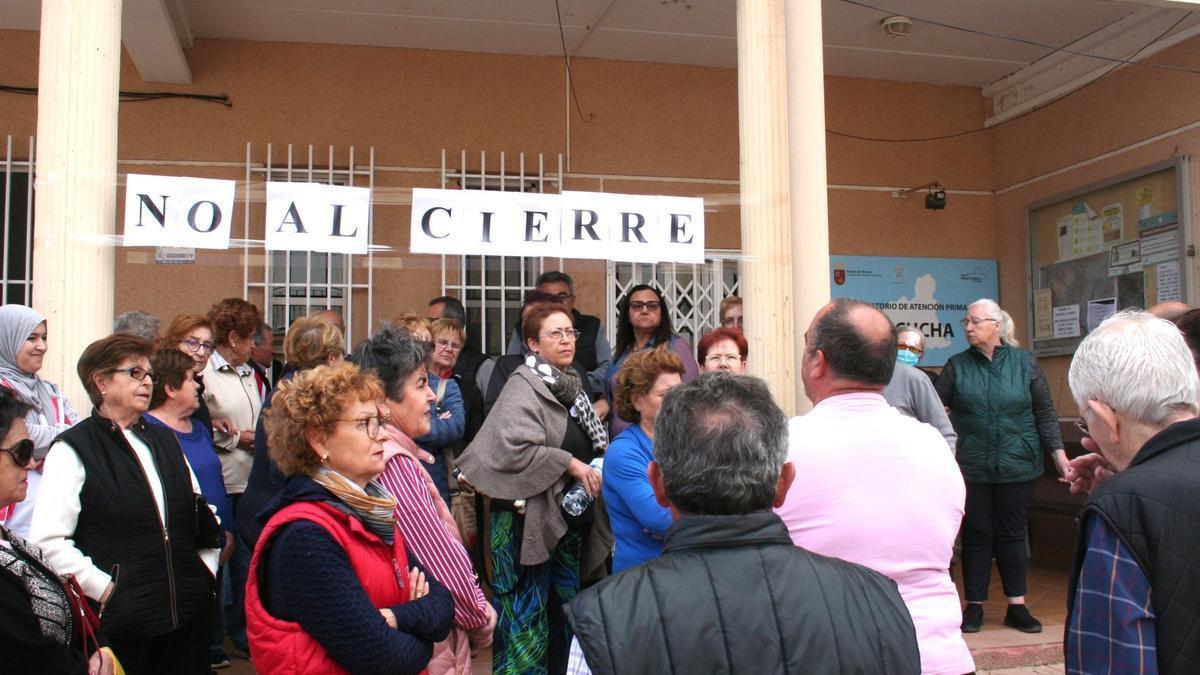 Protesta ante el consultorio de La Escucha, el pasado mes de abril.