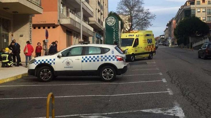 El menor es atendido por los servicios de emergencias. // Faro