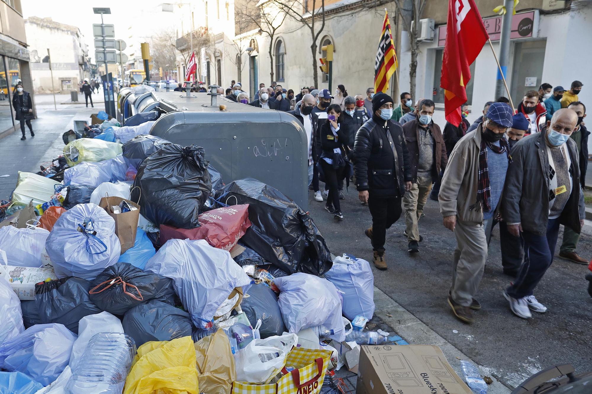 Els escombriaires de Salt es manifesten contra l'empresa i reclamen més implicació