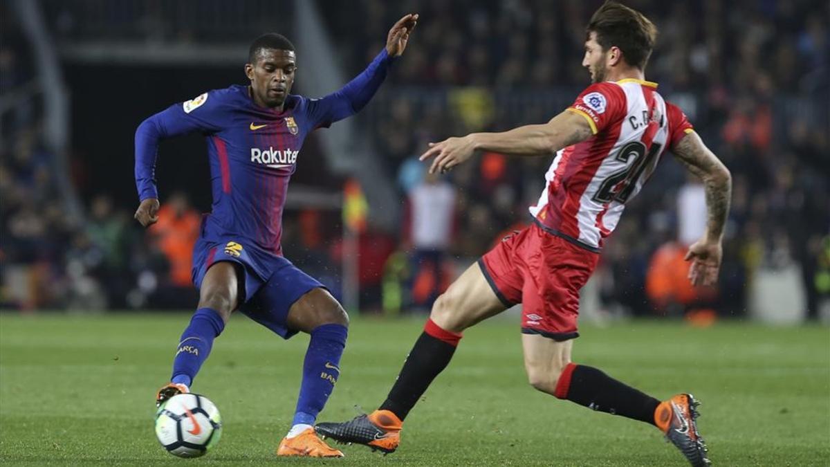 Carles Planas intenta frenar a Semedo en el último FC Barcelona - Girona