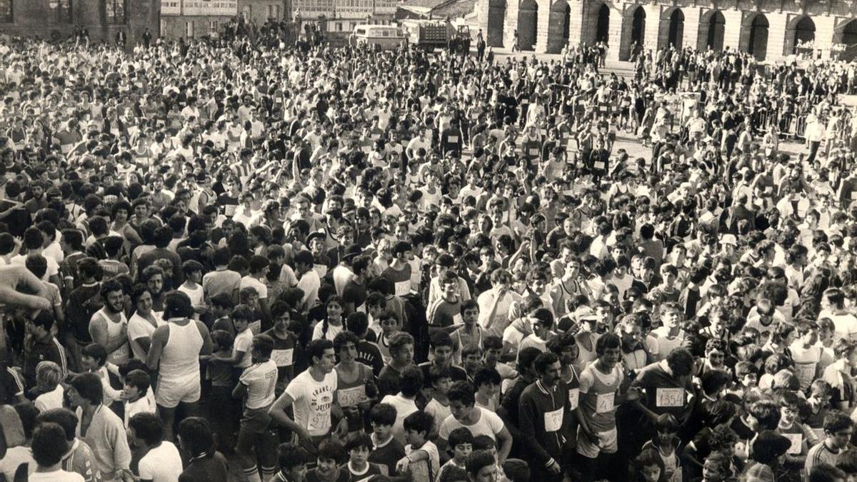 Salida de la Carreira Pedestre Popular de Santiago desde la plaza do Obradoiro en su primera edición de 1978.