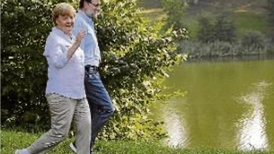 Merkel i Rajoy van passejar pels voltants del llac Huwenow.