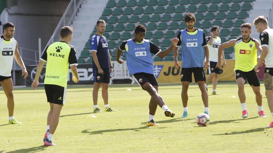 Armando, a la izquierda, durante el entrenamiento de esta mañana