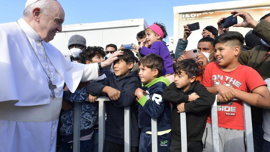 El Papa reclama desde Lesbos detener &quot;el naufragio de la civilización&quot;