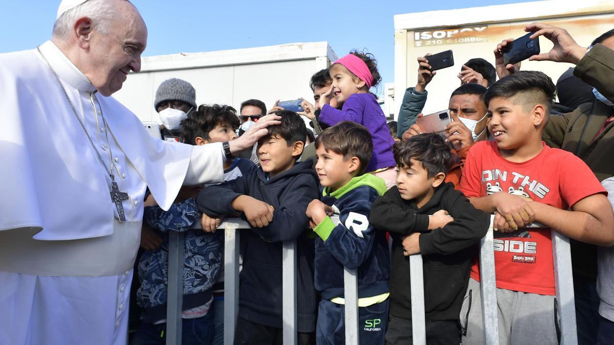 El papa denuncia la indolencia de Europa junto a los refugiados de Lesbos.