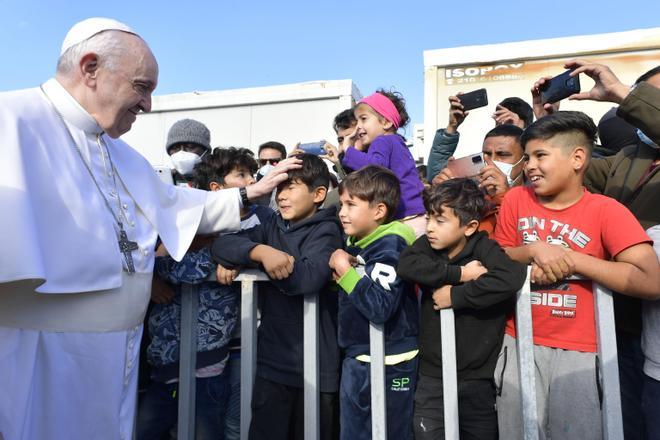 El papa denuncia la indolencia de Europa junto a los refugiados de Lesbos.