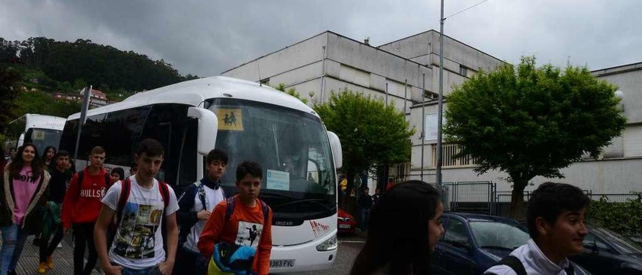 Alumnado del IES Johán Carballeira a la salida del centro educativo. // Gonzalo Núñez