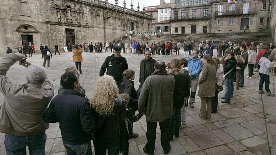 Cola de peregrinos y turistas el pasado abril para entrar en la Porta Santa de la catedral de Santiago. / t. valdés