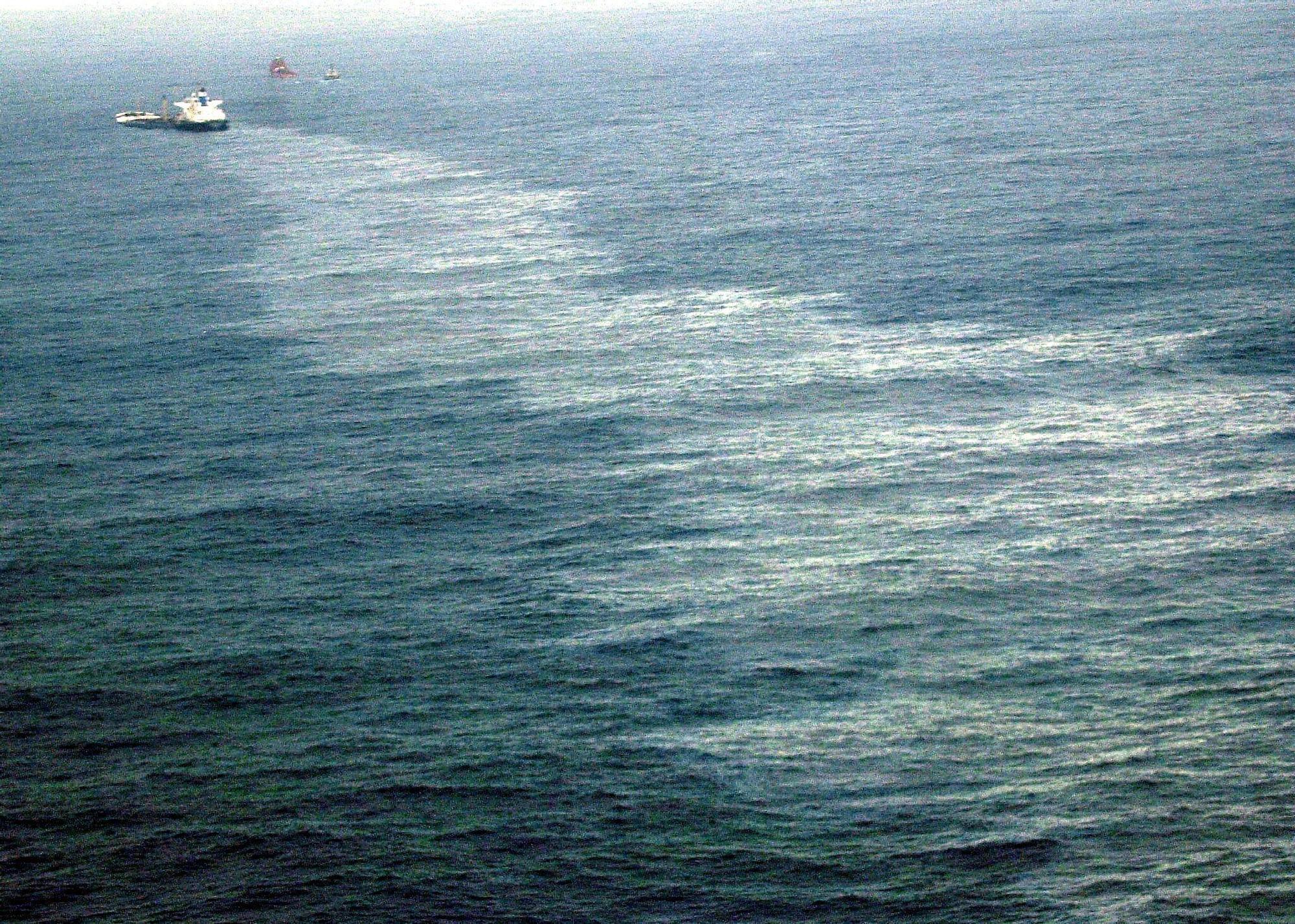 El petrolero Prestige cuando estaba siendo remolcado a escasas millas de la costa gallega antes de hunidrse en 2002 Lavandeira Jr (3).jpg