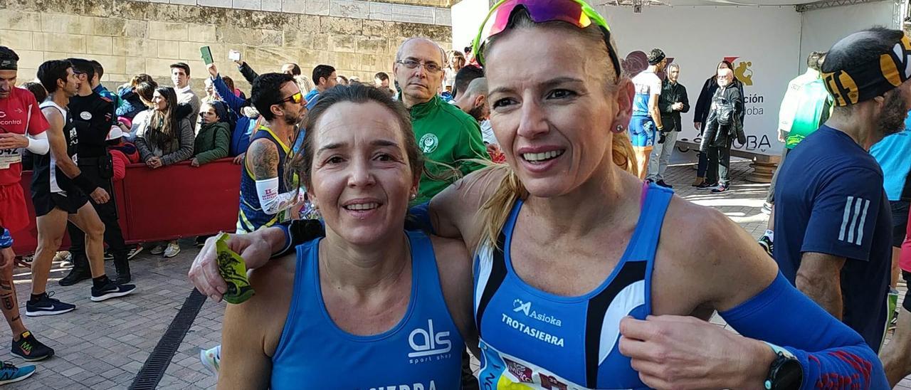 Las cordobesas Maribel Díaz y Raquel Hernández, tras acabar la Media de Córdoba del 2019.