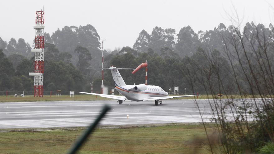 La cizalladura obliga a regresar a Madrid a un vuelo de Vigo; el transporte de ría, suspendido