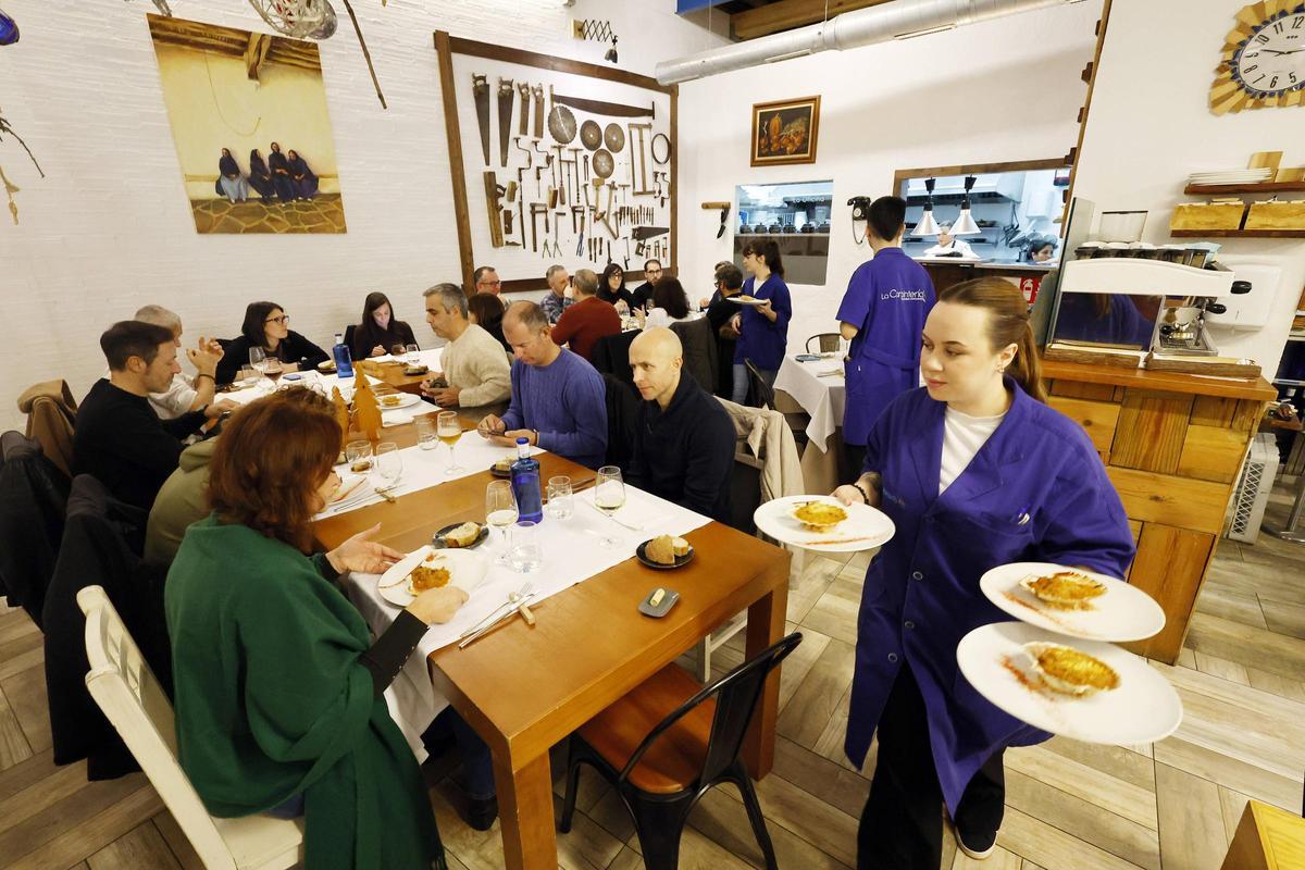 Servicio de comida ayer en el restaurante La Carpintería de Bouzas, uno de los que aplican el pago por reserva.