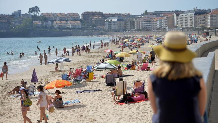 Turistas en la playa de Silgar, en Sanxenxo