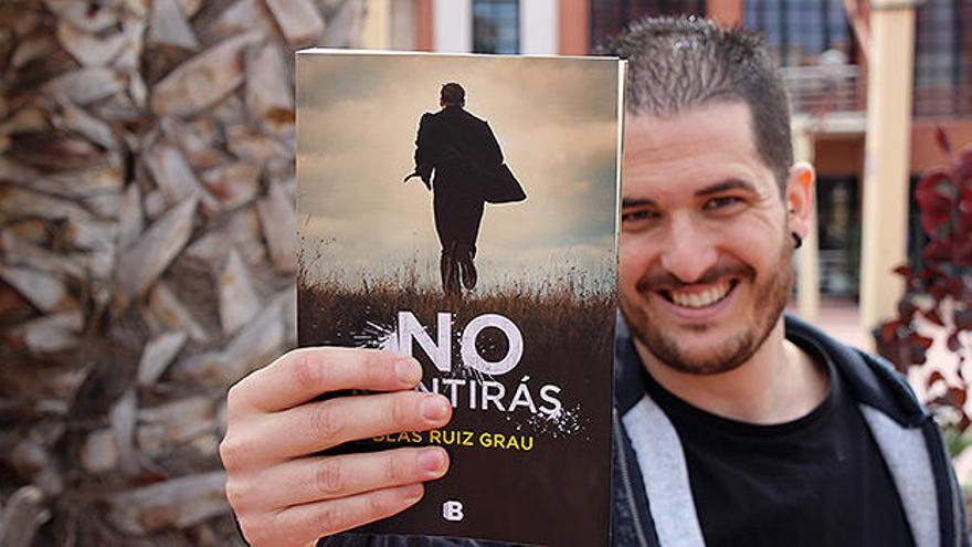 El escritor Blas Ruiz Grau con su última novela.