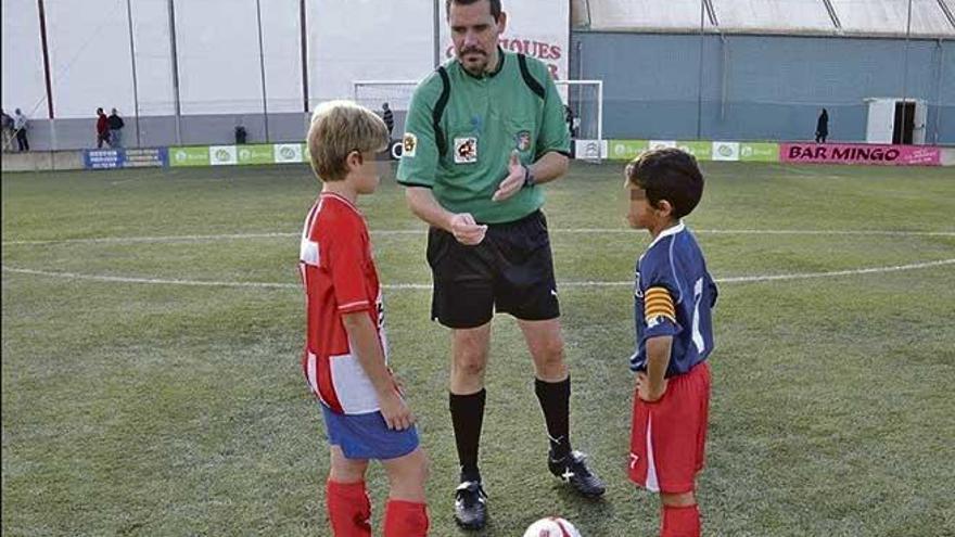 El árbitro Pérez Galera, en un partido de fútbol base.