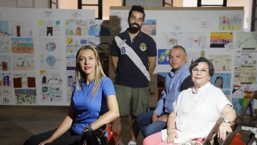 Familias refugiadas en Castelló que ayer contaron su experiencia con la narración de varios cuentos.