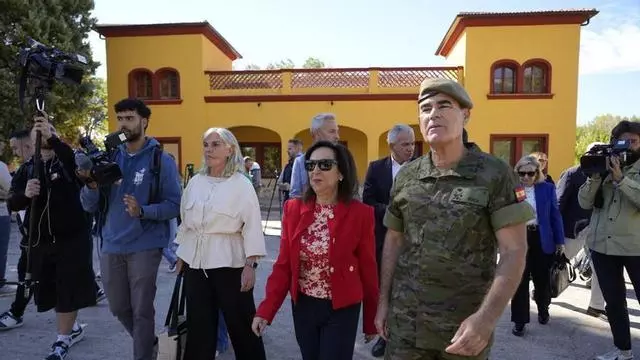 VÍDEO | La ministra de Defensa Margarita Robles visita el cuartel militar de Monte la Reina en Toro, Zamora