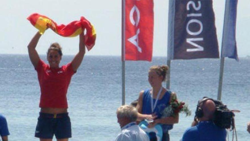 Margarita Domínguez alza la bandera española en el podio donde le impusieron la medalla de plata.