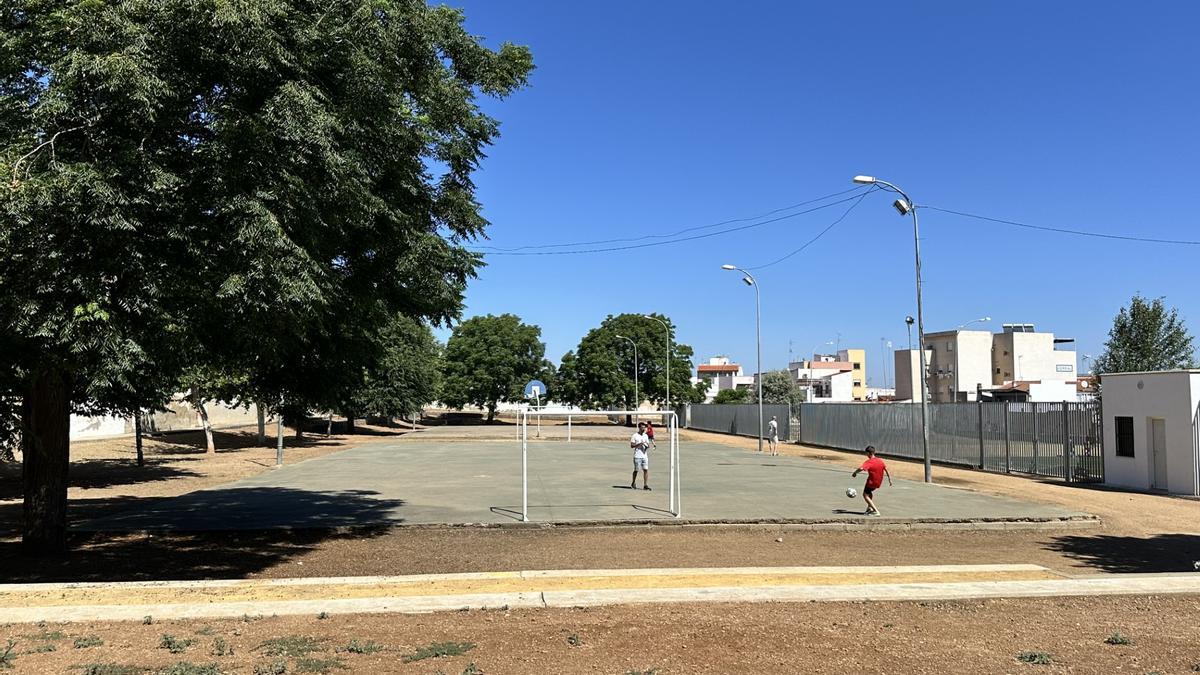 Así lucen en la actualidad las dos pistas polideportivas del parque de San Roque.