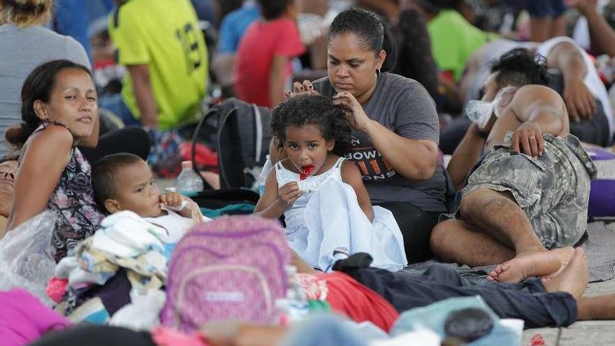 Participantes en la caravana hondureña descansan en Mapastepec, en Chiapas (México). // Efe