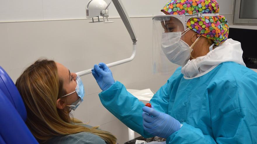 El aumento de los test PCR desborda los laboratorios de los hospitales