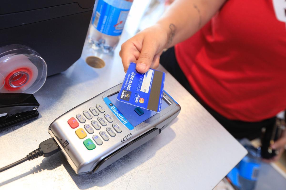 Una persona paga con una tarjeta de crédito, en una imagen de archivo.