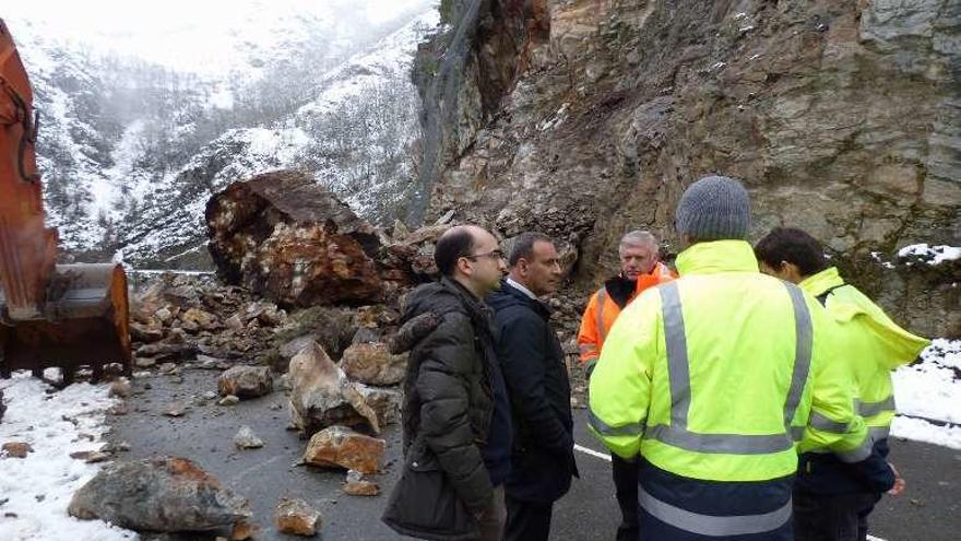 José Víctor Rodríguez y Fernando Lastra, con los técnicos, ante el desprendimiento en la carretera del Pozo de las Mujeres Muertas.