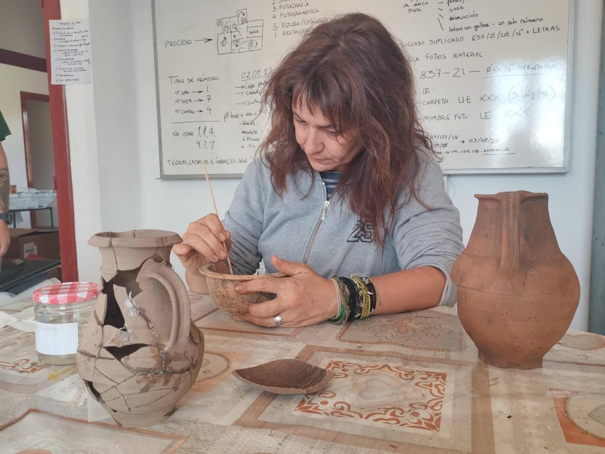 Martín,en el laboratorio, con piezas extraídas del yacimiento de Lucus Asturum.