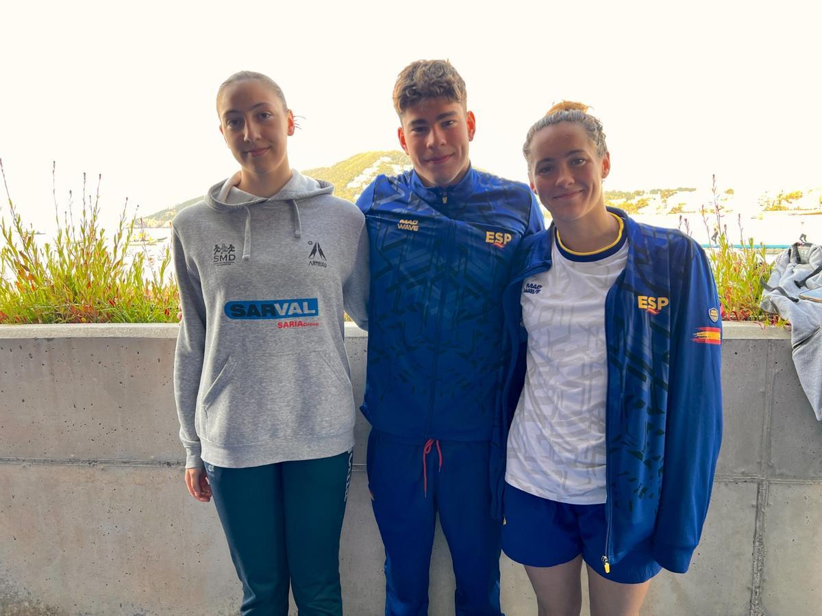 Paula Rodríguez, Mateo García y Paula Otero posan en Ibiza.