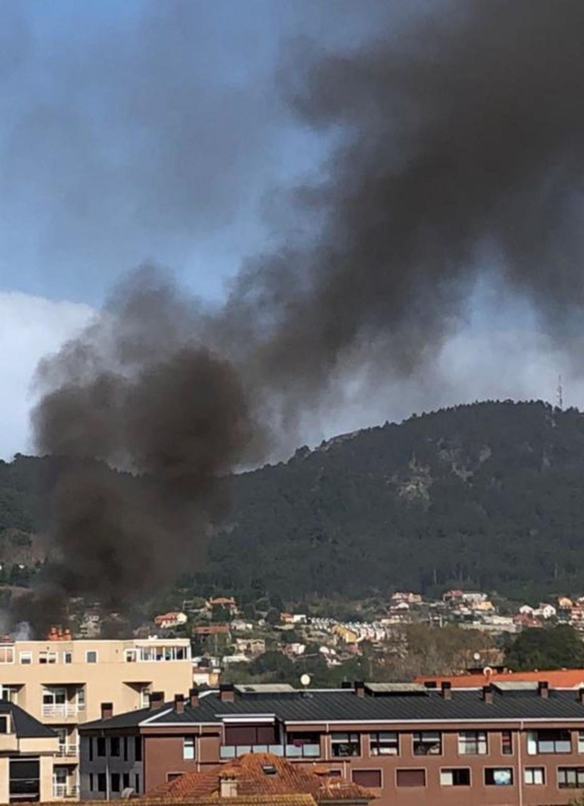 Una densa columna de humo, visible a mediodía desde Rodeira.   | // FDV