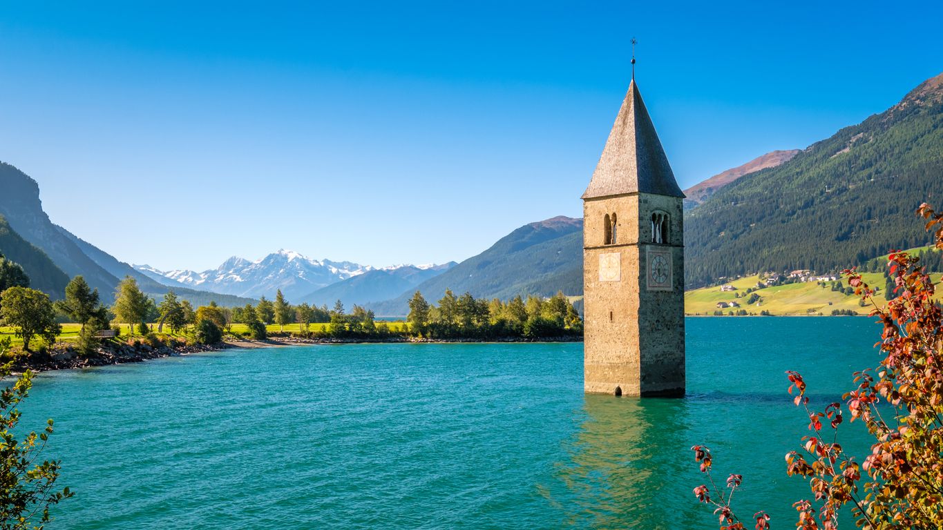 Lago de Resia en el Alto Adige