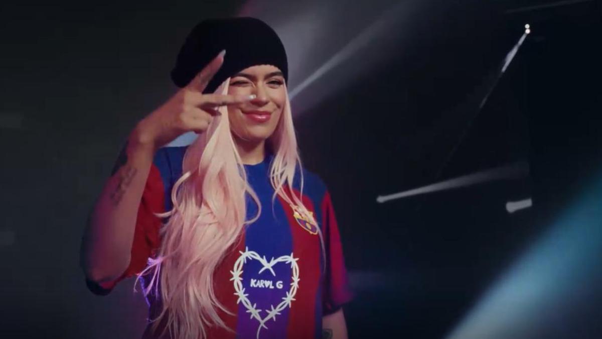 Karol G posando con la camiseta del Barça personalizada