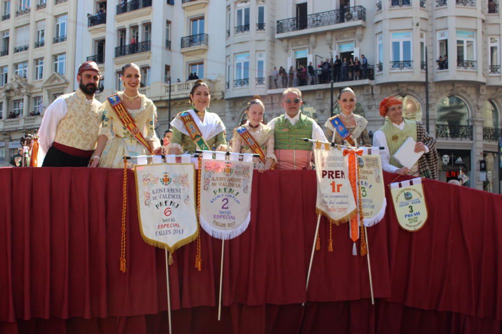 Recogida de premios de las comisiones falleras