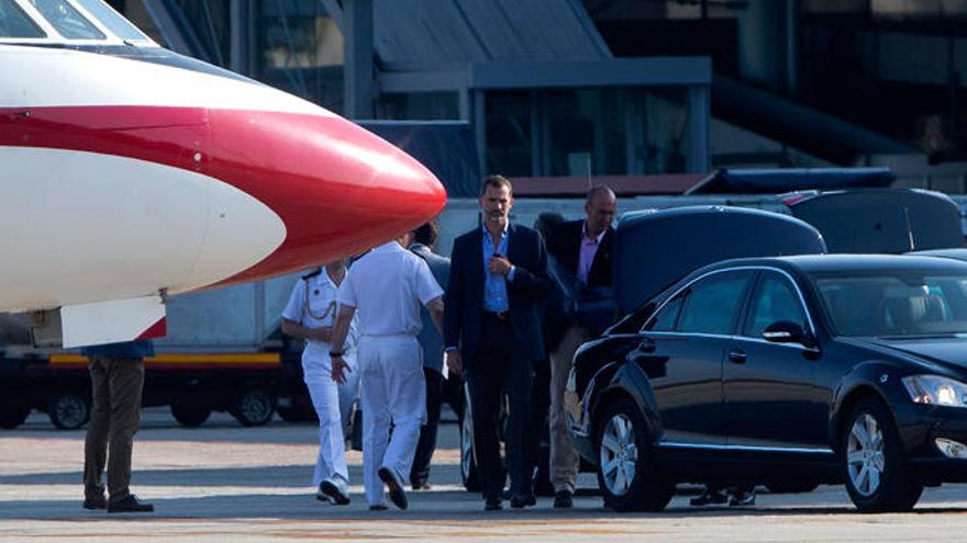 Felipe VI aterriza en Peinador. //R. GROBAS